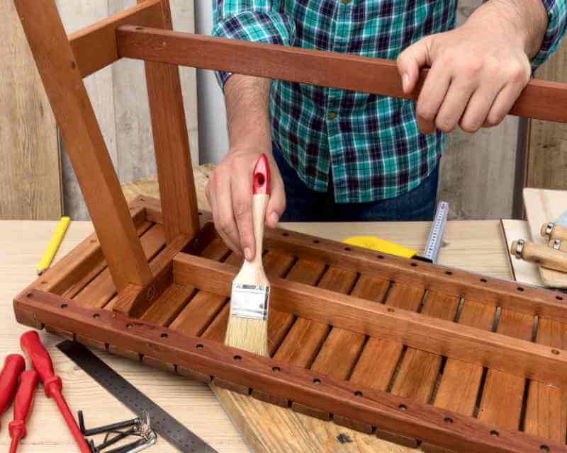 con qué pintar sillas de madera