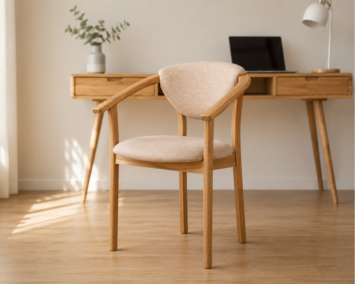 Silla de comedor Alexis de roble macizo con tapizado beige y reposabrazos integrados en la estructura de madera