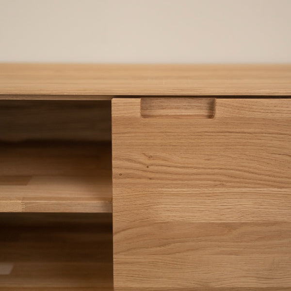Mueble de TV de madera maciza de roble Escandi Atelier | NordicStory
