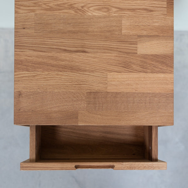 Mesita de noche de madera maciza de roble Escandi | NordicStory
