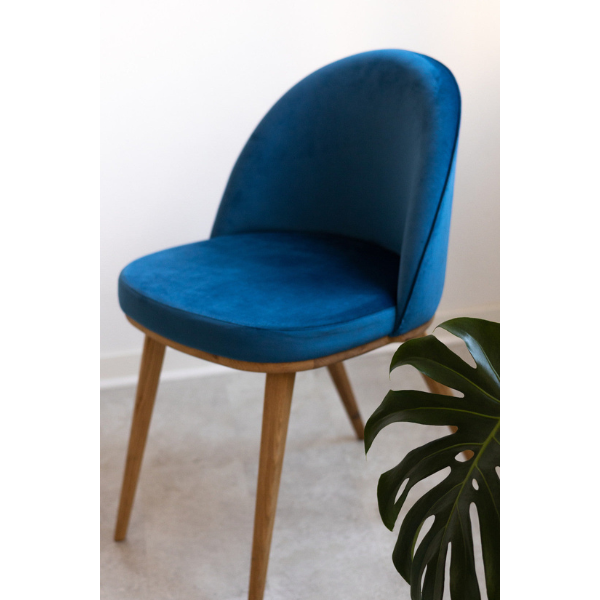 Pack de 2 o 4 Sillas de Comedor Clara, Estructura de Madera Maciza de Roble, Tapizado en Color Azul Monako | NordicStory