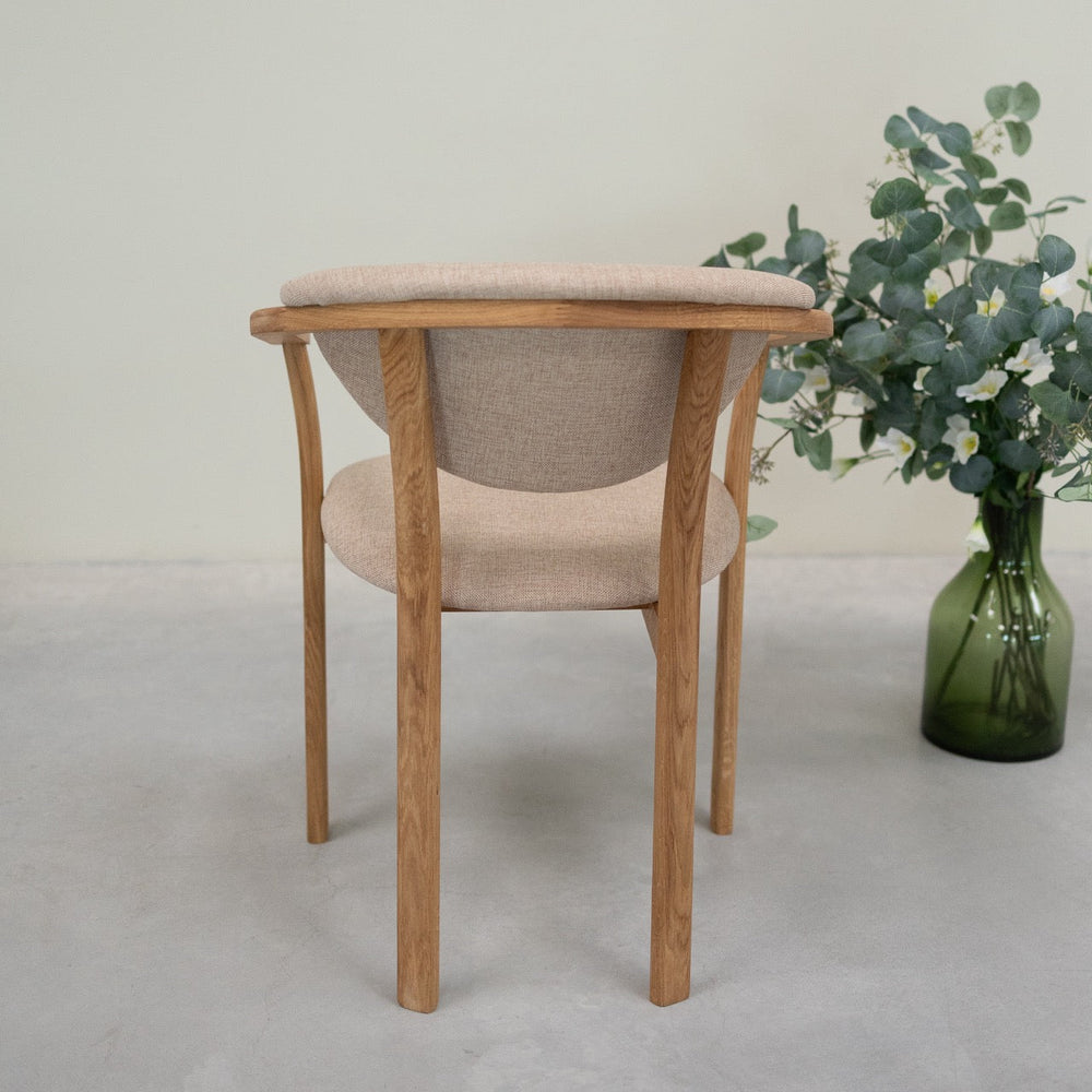 Pack de 2 o 4 Sillas de Comedor Alexis, Estructura de Madera Maciza de Roble, Tapizado en Color Beige | NordicStory
