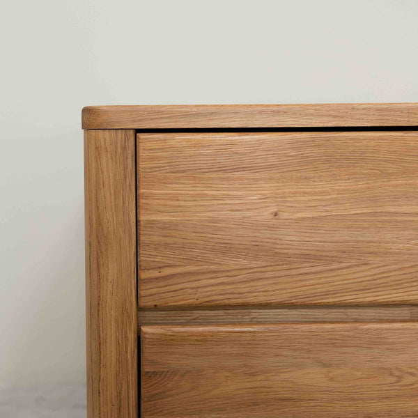 Mesa de noche de madera maciza de roble Elsa | NordicStory