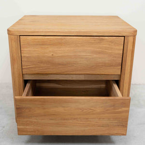 Mesa de noche de madera maciza de roble Elsa | NordicStory