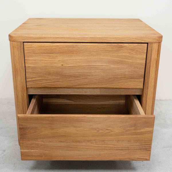 Mesa de noche de madera maciza de roble Elsa | NordicStory