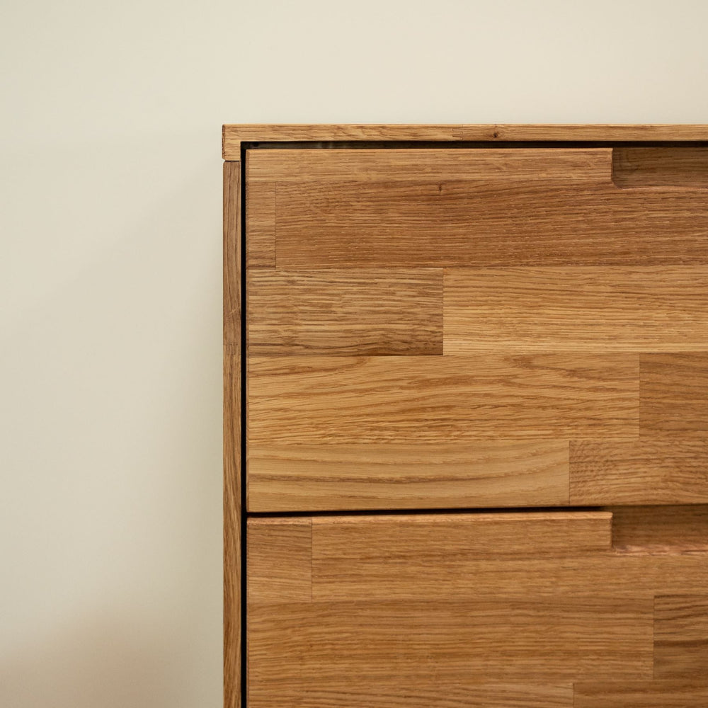 Cómoda alta de madera maciza de roble Escandi 6 | NordicStory