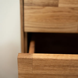 Cómoda alta de madera maciza de roble Escandi 6 | NordicStory