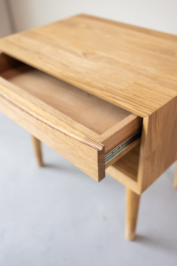 Mesita de noche de madera maciza de roble Escandi 2 | NordicStory