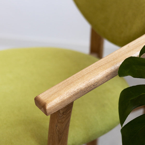 Pack de 2 o 4 Sillas de Comedor Alexis, Estructura de Madera Maciza de Roble, Tapizado en Color Verde Vida | NordicStory