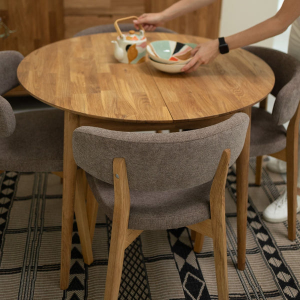 Pack de 2 o 4 Sillas de Comedor de Madera Maciza de Roble Claus, tapizado Gris o Marron | NordicStory