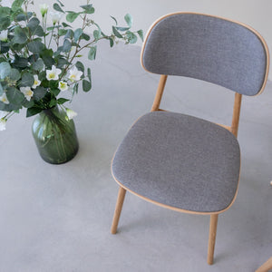 Pack de 2 o 4 Sillas de Comedor Varde, Estructura de Madera Maciza de Roble, Tapizado | NordicStory