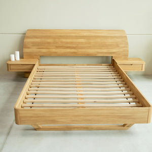 Cama de madera maciza de roble con mesillas adosadas ALINA | NordicStory