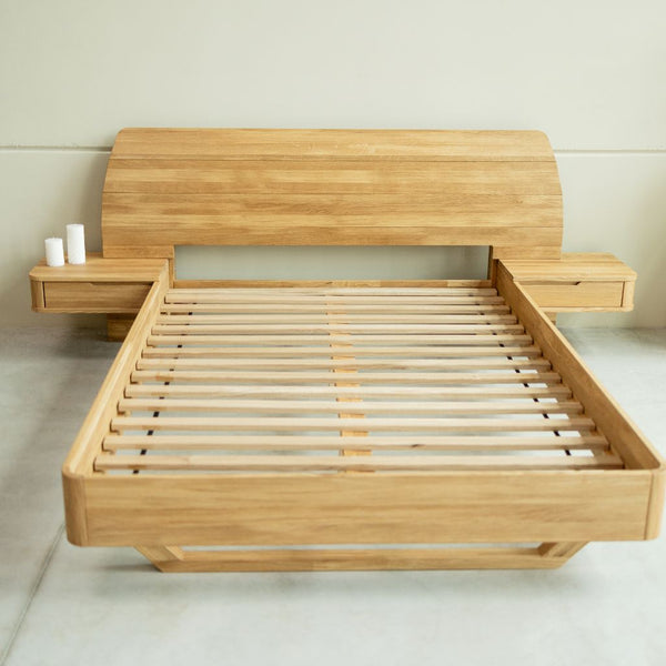 Cama de madera maciza de roble con mesillas adosadas ALINA | NordicStory