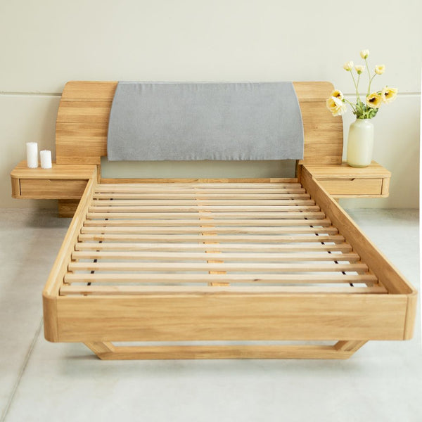 Cama de madera maciza de roble con mesillas adosadas ALINA | NordicStory
