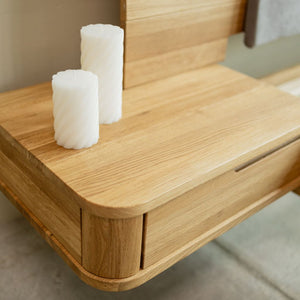 Cama de madera maciza de roble con mesillas adosadas ALINA | NordicStory