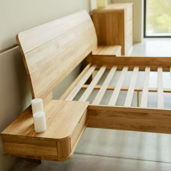 Cama de madera maciza de roble con mesillas adosadas ALINA | NordicStory