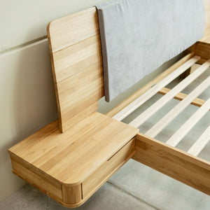 Cama de madera maciza de roble con mesillas adosadas ALINA | NordicStory