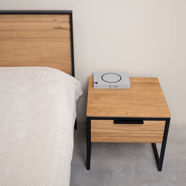 Mesita de noche de madera maciza de roble Runa | NordicStory