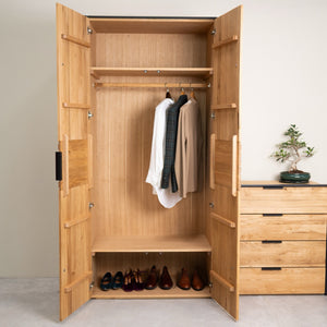 Armario con 2 puertas de madera maciza roble Runa | NordicStory