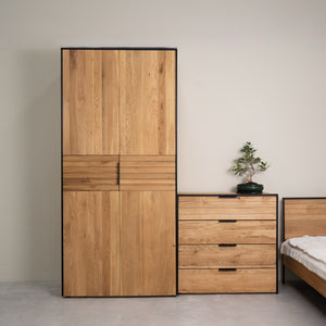 Armario con 2 puertas de madera maciza roble Runa | NordicStory