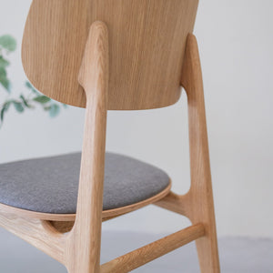 Pack de 2 o 4 Sillas de Comedor Varde, Estructura de Madera Maciza de Roble, Tapizado | NordicStory
