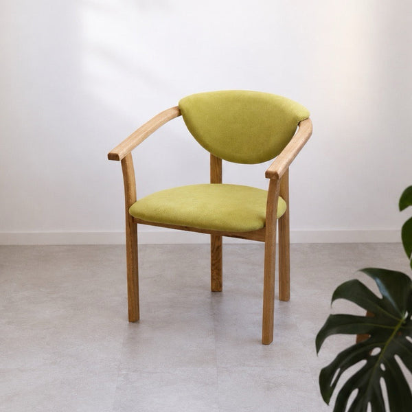 Pack de 2 o 4 Sillas de Comedor Alexis, Estructura de Madera Maciza de Roble, Tapizado en Color Verde Vida | NordicStory
